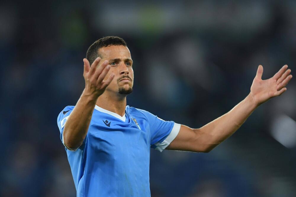 ŠALA ILI PROVOKACIJA? Štoper Lacija skočio bivšem saigraču na leđa, dobio CRVENI, pa neutešno plakao! (VIDEO)