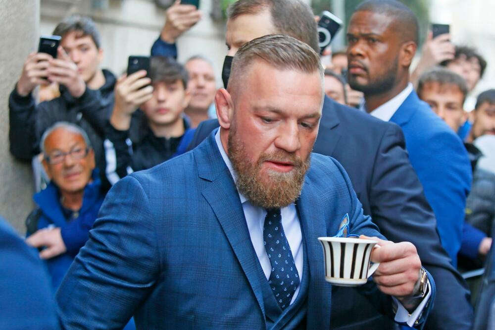 MEKGREGORA UDARIO AUTOMOBIL: Slavni borac doživeo nesreću!