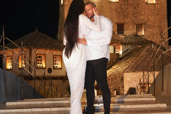 ELEKTRA ELIT ZNA ZNANJE! Objavljen privatni video transrodne pevačice: LJUBI SE SA NOVOPEČENIM MUŽEM U USTA!