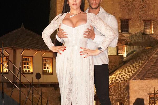 UDALA SE ELEKTRA ELIT: Transrodna pevačica OVOM MACANU izgovorila sudbonosno 'DA'! (FOTO)