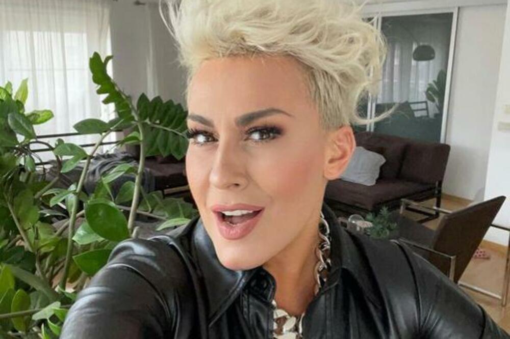 PRVI HONORAR ZARADILA PEVAJUĆI PO SAHRANAMA? A onda ju je jedan SUSRET vinuo u ZVEZDE!