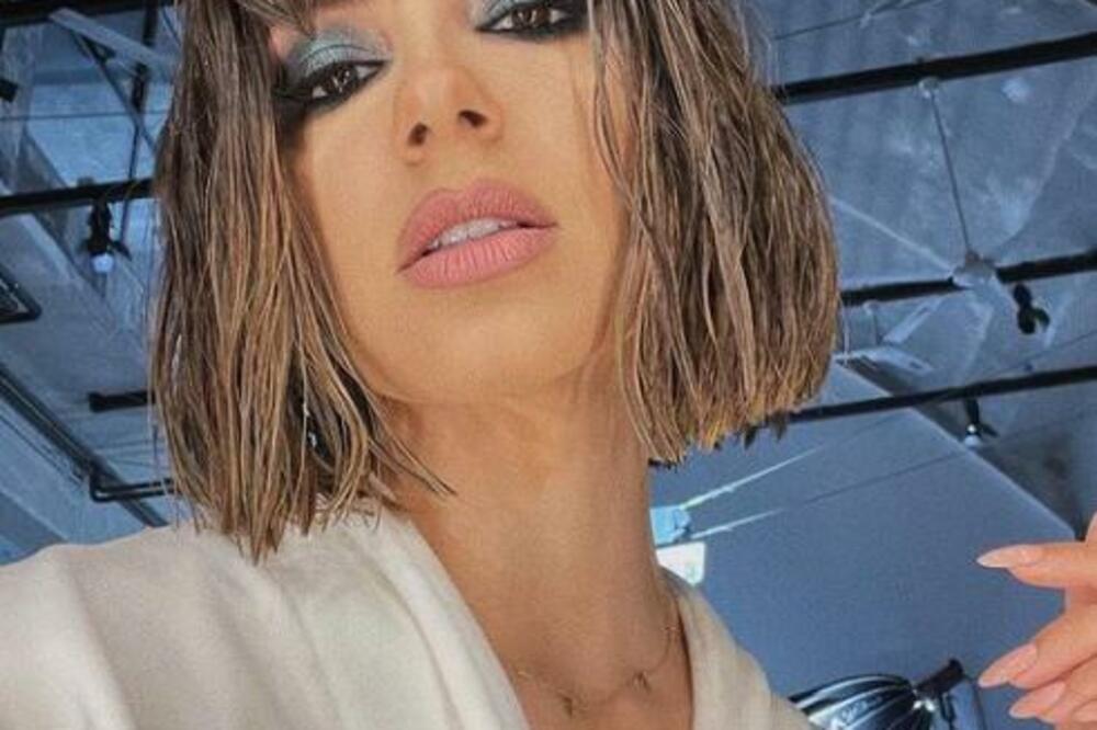 NEUKROTIVA MAČKICA! SARA JO KAO TEMPIRANA BOMBA: Ispozirala u MREŽASTIM ČARAPAMA i uskom korsetu! (FOTO)