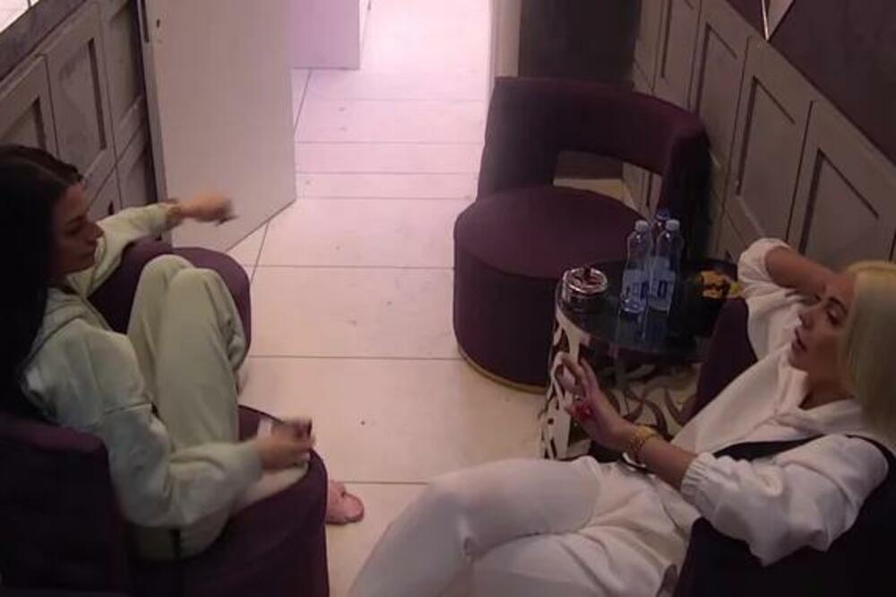 ZADRUGARKA PRIZNALA TARI DA SE DOPISIVALA SA ŠA DOK SU JOŠ BILI ZAJEDNO: Simova POŠIZELA, nije mogla da veruje!