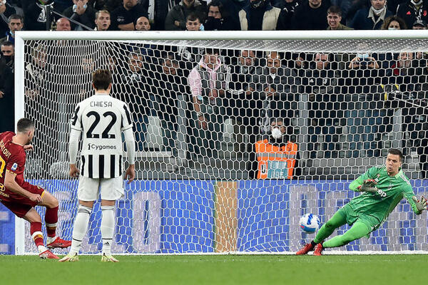 JUVENTUS UKROTIO "VUČICU" I NASTAVIO USPON: Ščensni je heroj, odbranio je penal i sačuvao mrežu!