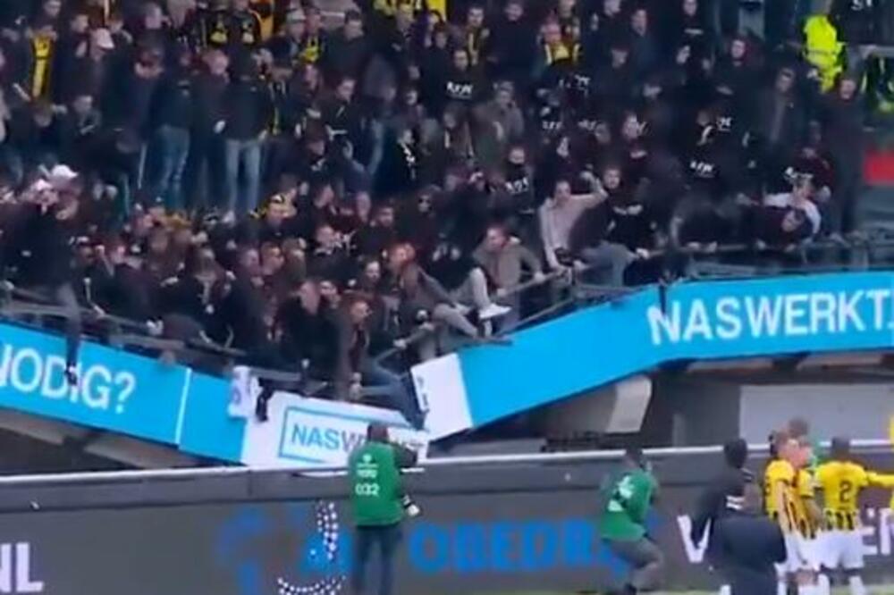 IZBEGNUTA TRAGEDIJA U EREDIVIZIJI: Srušila se tribina - navijači nastavili da slave! (VIDEO)