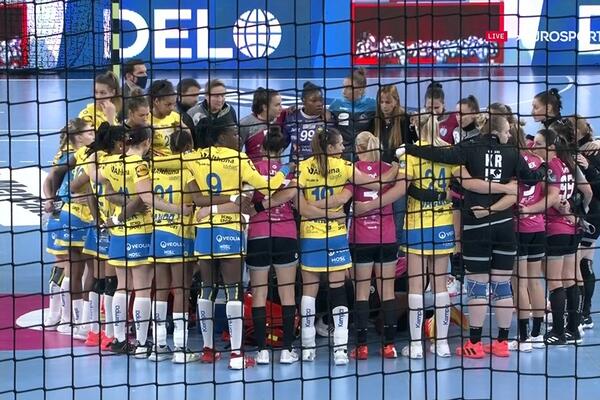 RUKOMETAŠICA SE ONESVESTILA NA TERENU: Srpkinje posmatrale dramu saigračice u Ljubljani!