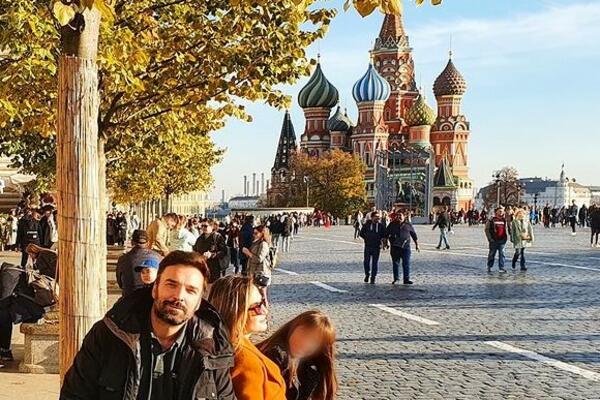 PORODIČNA ŠETNJA PO CRVENOM TRGU: Bosiljčići UŽIVAJU u svim čarima MOSKVE! (FOTO)