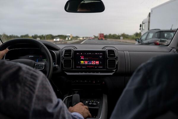 OPREZ! Jedan pokazivač na instrument tabli uporno ignorišemo, a njegova ULOGA je veoma bitna!