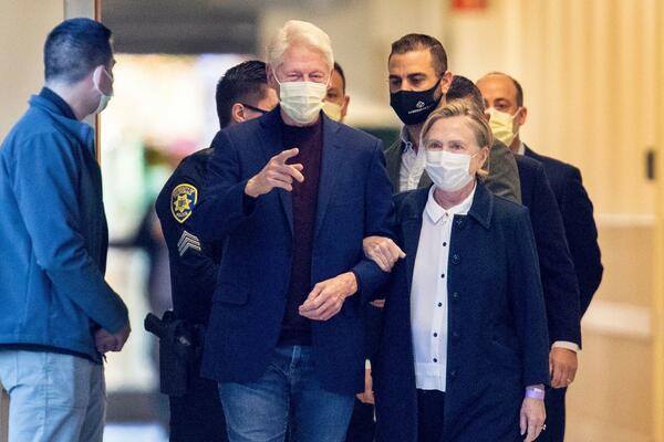 KLINTON NAPUSTIO BOLNICU LEŽERNO OBUČEN SA HILARI ISPOD RUKE: Uradio 1 stvar pre nego što je seo u džip (FOTO)