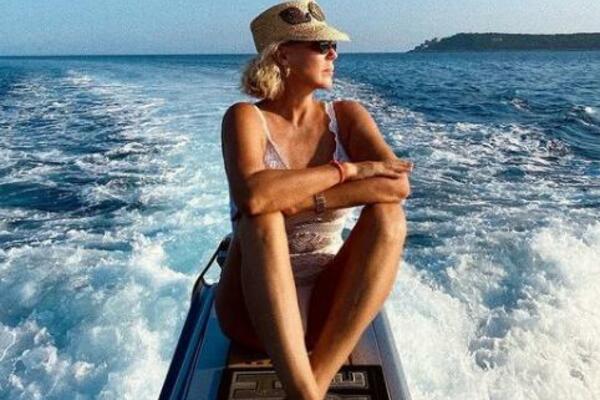 EDUKUJE SE! LEPA BRENA U NA ZANIMLJIVOJ IZLOŽBI VAN GOGA: Podelila sa pratiocima utiske! (FOTO)