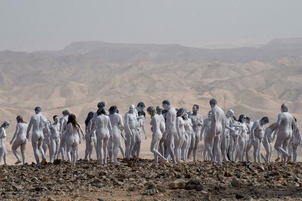 300 ljudi poziralo nago kako bi skrenuli pažnju da nestaje Mrtvo more