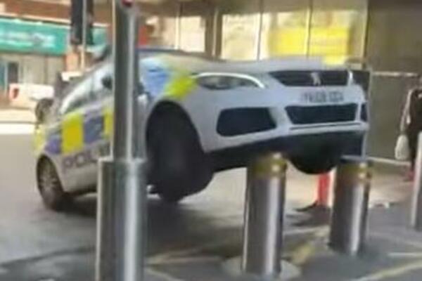 POLICAJCI BILI UBEĐENI DA SU SE PARKIRALI NA SIGURNOM MESTU: Onda im se desio NEZAPAMĆENI KIKS! (VIDEO)