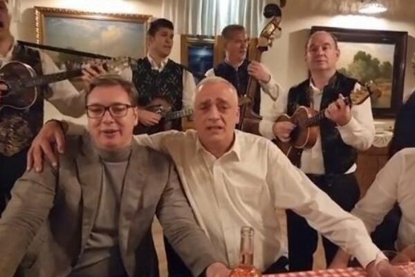 POGLEDAJTE: Vučić zapevao pesmu "Tamo daleko" (VIDEO)