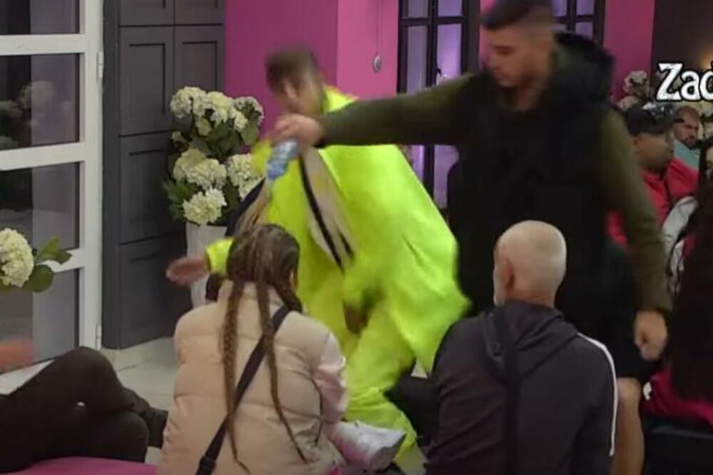 DALILA NAPUSTILA DEJANA I OTIŠLA KOD CARA: Dragojević POBESNEO, prišao i izručio FLAŠU VODE na nju! (VIDEO)