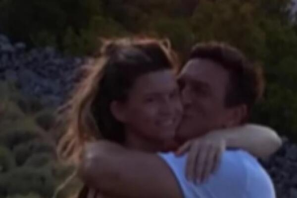 ZA NJIHOV BRAK KAŽU DA JE JEDAN OD NAJSKLADNIJIH NA JAVNOJ SCENI! Ona je MANEKENKA, godišnjica na NEOBIČAN NAČIN!