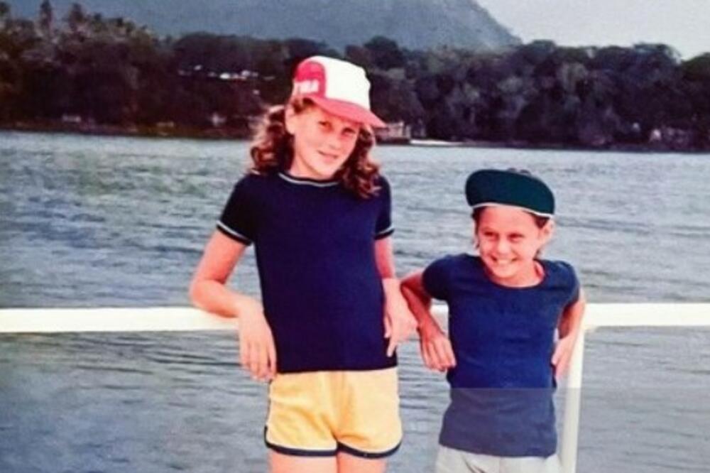 JEDNA OD OVE DVE DEVOJČICE JE DANAS VELIKA ZVEZDA I SVI UMIRU ZA NJENOM LEPOTOM: Možete li je prepoznati?