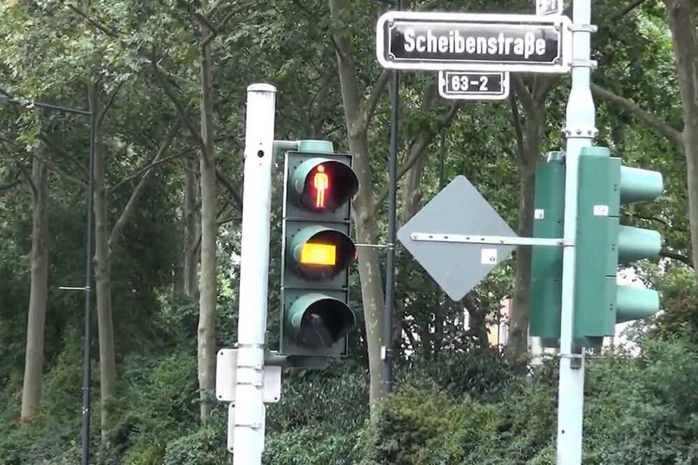 DA LI STE ZNALI DA POSTOJI SEMAFOR ZA PEŠAKE KOJI IMA 3 BOJE? I pešaci imaju svoje "žuto"