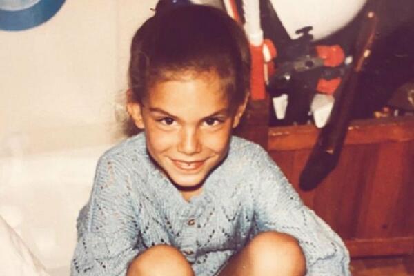 DA LI PREPOZNAJETE DEVOJČICU SA SLIKE!? Muškarci LUDE za NJOM, a ona je UKRALA srce SVETSKOJ ZVEZDI