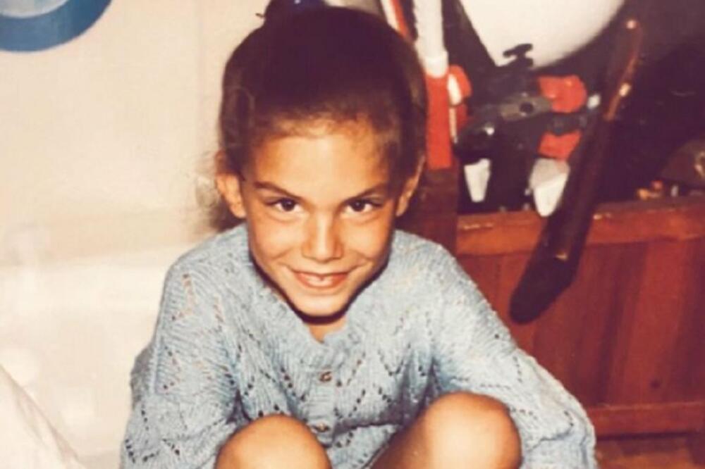 DA LI PREPOZNAJETE DEVOJČICU SA SLIKE!? Muškarci LUDE za NJOM, a ona je UKRALA srce SVETSKOJ ZVEZDI