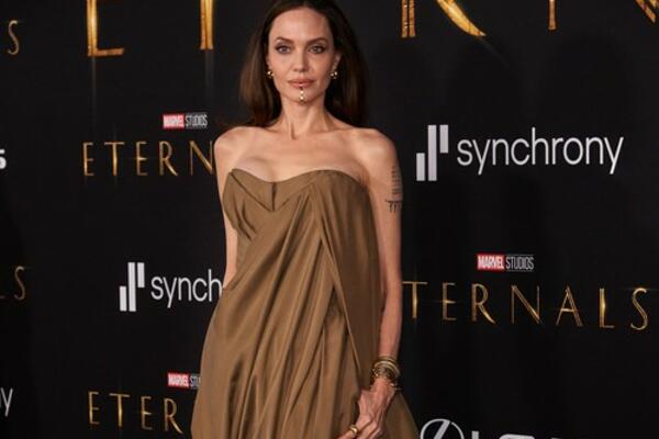 ANĐELINA DŽOLI SE BORI SA RETKOM BOLEŠĆU: Vest UZDRMALA Holivud!