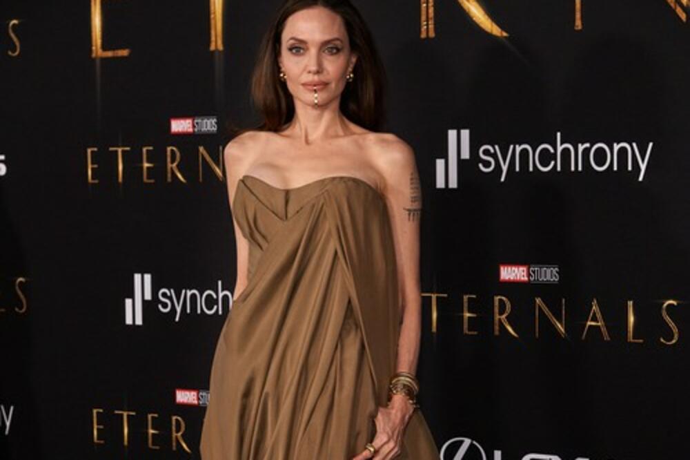 ANĐELINA DŽOLI PO PRVI PUT PROKOMENTARISALA NAVODE DA JE U VEZI SA SLAVNIM PEVAČEM!