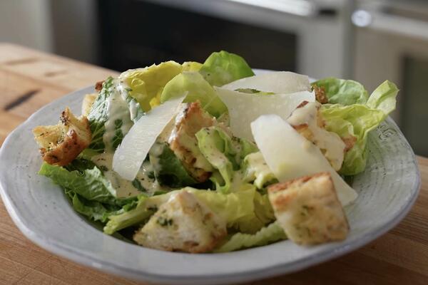 BEZ OVOG JELA VAM NEĆE PROĆI NI JEDAN PROLEĆNI DAN: JEFTINA Cezar salata za POČETNIKE, nikad brža priprema (RECEPT)