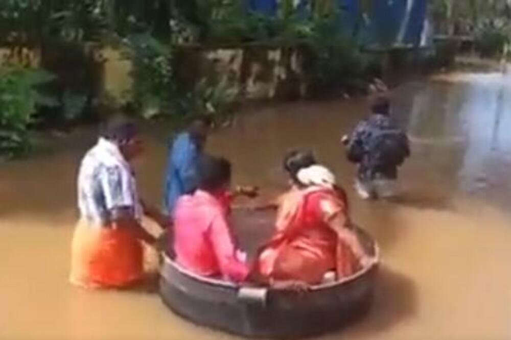 NISU IH SPREČILE NI POPLAVE, NI KLIZIŠTA: Mladenci krenuli na venčanje ploveći u LONCU! (VIDEO)