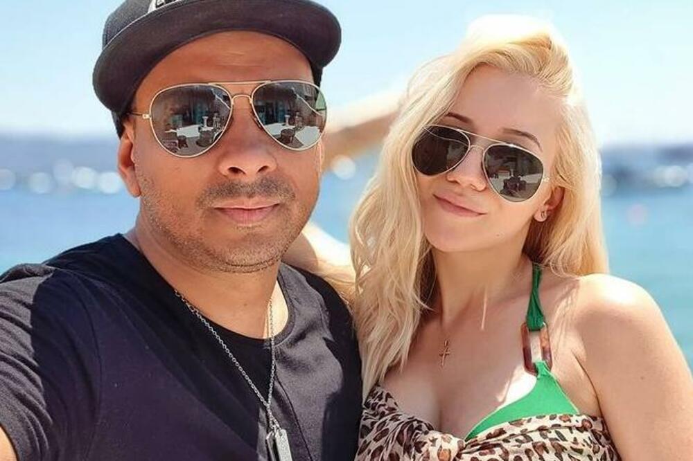 POZNATI PEVAČ DOBIO DETE SA 25 GODINA MLAĐOM PEVAČICOM: Bio je 11 godina u braku sa KOLEGINICOM! (FOTO)