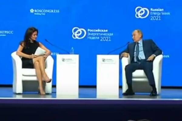 VODITELJKA NA METI KRITIKA ZBOG PUTINA: Dodirivala kosu, oblizivala usne, a tek šta je radila sa NOGAMA! (VIDEO)