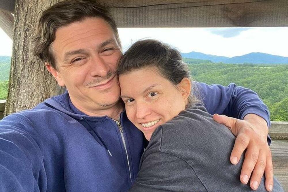 15 GODINA BRAKA IZMEĐU GLUMCA I MANEKENKE: Sve pršti od izjava ljubavi!