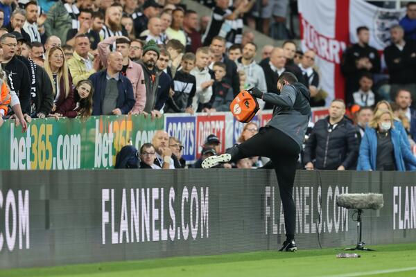 UMALO DOBIO ŽUTI JER JE PRIMETIO DA NAVIJAČ UMIRE: Detalji drame sa meča Njukasl - Totenhem!