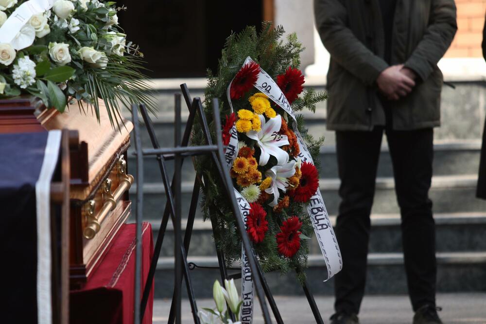 BIVŠA ŽENA MARKA ŽIVIĆA UTUČENA OD BOLA: Evo s kim je stigla na sahranu (FOTO)