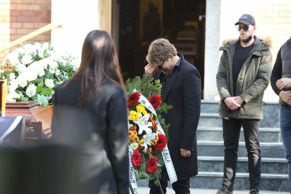 BJELOGRLIĆ STIGAO NA SAHRANU MARKA ŽIVIĆA: U rukama nosio beli venac, na njemu su ispisane samo 3 reči, TUGA!