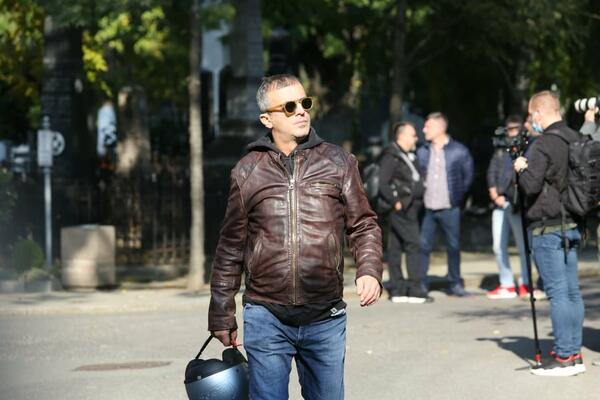 SVI SU GLEDALI U 1 DETALJ NA SERGEJU TRIFUNOVIĆU KOJI SE POJAVIO NA SAHRANI! Oprostio se od kolege, TUGA!