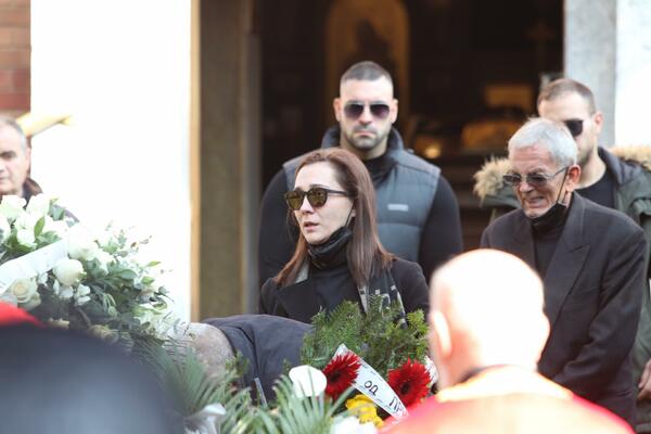 SESTRA MARKA ŽIVIĆA SKRHANA BOLOM PRIMA SAUČEŠĆE: Velikim crnim naočarima prikriva suze (FOTO)