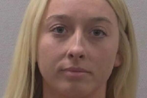 PROFESORKA OSNOVNE ŠKOLE NA STOLU DRŽALA NEŠTO ŠTO NIKAKO NIJE SMELA: Kada je učenik to uzeo, NAGRABUSILA je!