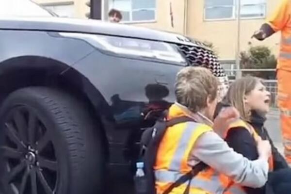 NERVOZNA MAJKA ŽURILA KOLIMA DO ŠKOLE, PA ULETELA MEĐU PROTESTANTE: Kada je udarila dvoje, nastala DRAMA! (VIDEO)