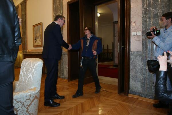 VUČIĆ OTKRIO ŠTA MU JE DEP DONEO: Simboličan poklon, predsednik se odmah pohvalio (FOTO)