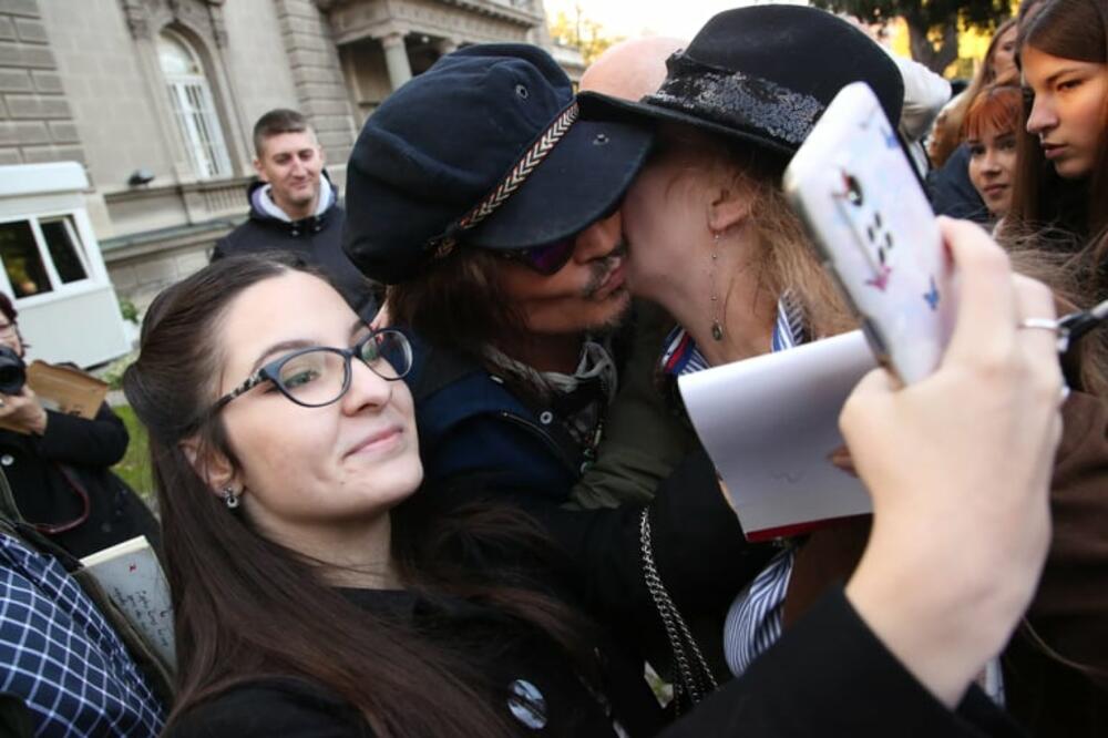 PAO POLJUBAC ISPRED PREDSEDNIŠTVA! Džoni Dep se nije bunio, Beograđanka mu nije odolela (FOTO)