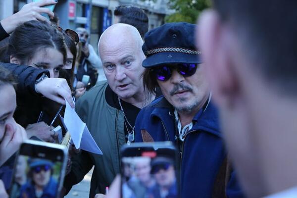 OVAKO SU HRVATI ISPRATILI DOLAZAK DŽONI DEPA U BEOGRAD! 1 STVAR im je posebno privukla PAŽNJU (VIDEO)