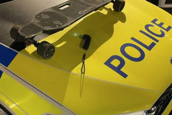 ČOVEK JE LADNO NA SKEJTU JURCAO SKORO 80 NA SAT: Policija ga UHVATILA i imala je šta da DA VIDI