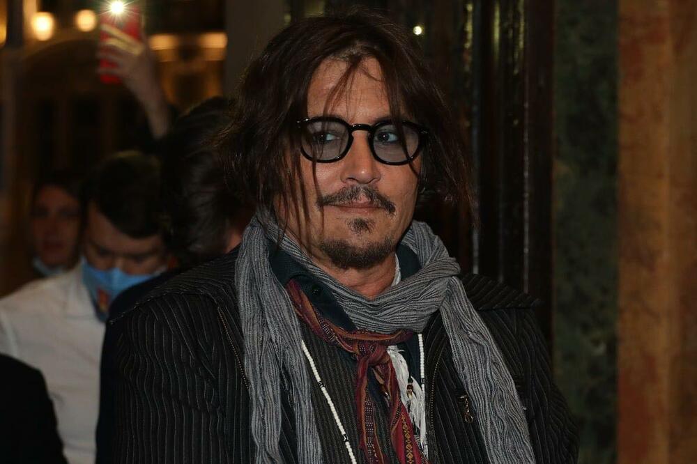 DŽONI DEP HODA SA ŠTAPOM! Nakon što je u hotelu pronađen BEZ SVESTI pojavio se u JAVNOSTI i FRAPIRAO SVE