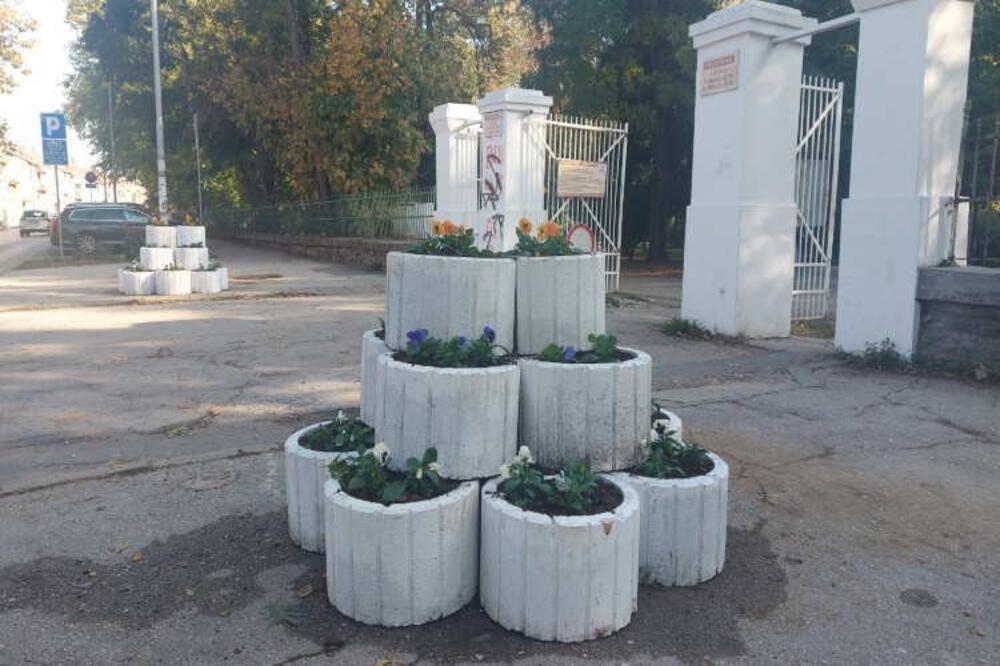 GRADSKI PARK U VRŠCU U NOVOM RUHU: Postavljene žardinjere za sađenje sezonskog cveća (FOTO)