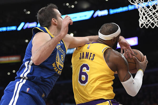 BJELICA 'PATOSIRAO' LEBRONA DŽEJMSA: Svi pričaju o ovom potezu srpskog košarkaša! (VIDEO)