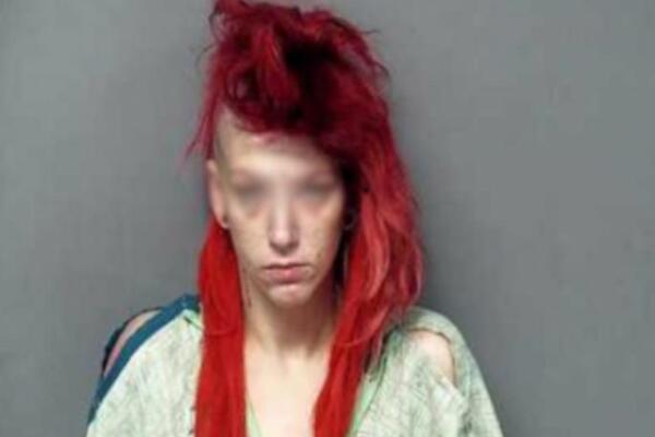 ŽENA TRČALA GOLA PO ŠKOLSKOM DVORIŠTU PRED GOMILOM UČENIKA: Nakon toga priznala da je bila drogirana! (FOTO)