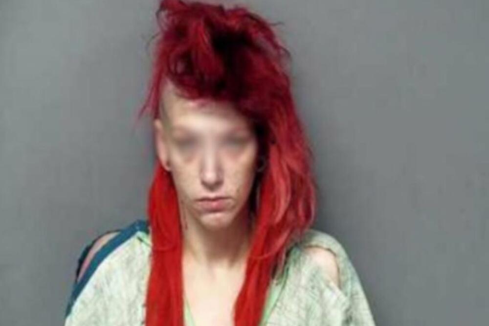 ŽENA TRČALA GOLA PO ŠKOLSKOM DVORIŠTU PRED GOMILOM UČENIKA: Nakon toga priznala da je bila drogirana! (FOTO)