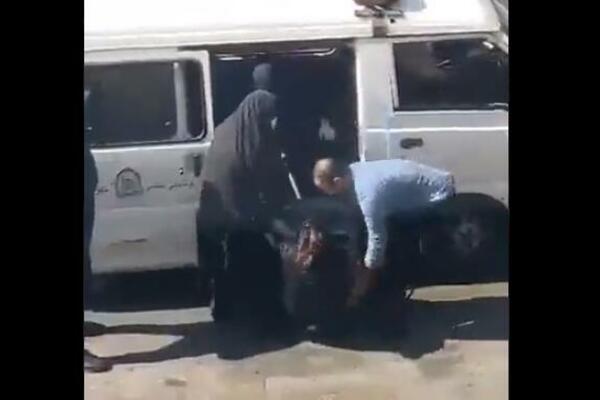 STRAVIČAN SNIMAK ŠOKIRAO PLANETU: Ženu hapse ŠINTERSKIM štapom kao da je pas! (VIDEO)