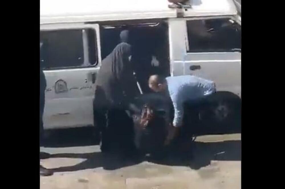 STRAVIČAN SNIMAK ŠOKIRAO PLANETU: Ženu hapse ŠINTERSKIM štapom kao da je pas! (VIDEO)