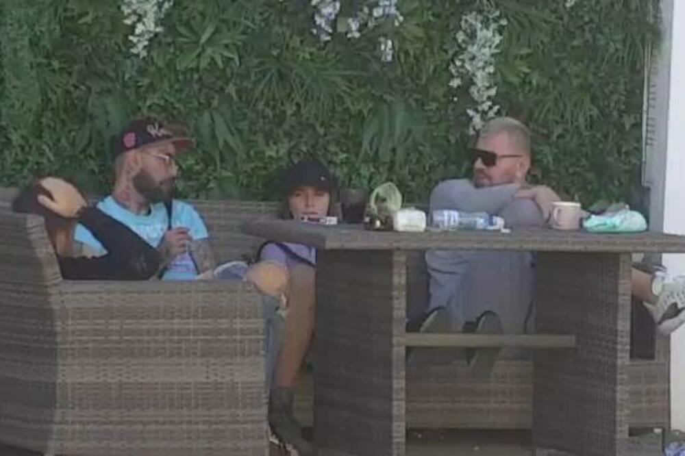 FUJ! JANJUŠ VAN SEBE ZBOG ŠTROKAVOG KUPATILA KOJI JE ZATEKAO! OPLEO PO ZADRUGARKI: "Za nju je ČUČAVAC!"