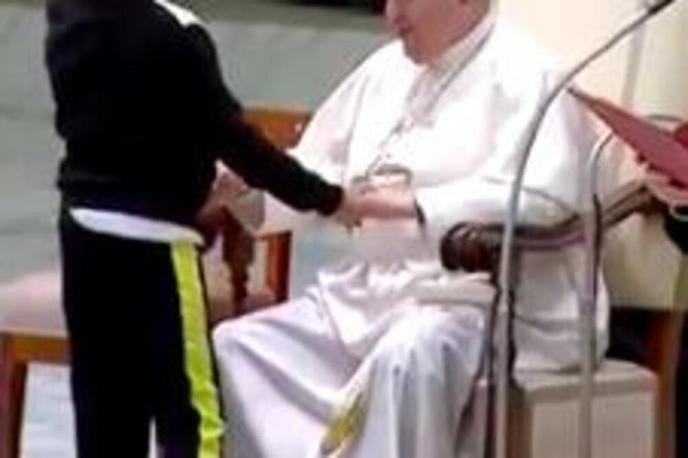 DEČAK "UKRAO ŠOU" PAPA FRANJI U VATIKANU: Dobio posebnu nagradu za UPORNOST! (VIDEO)